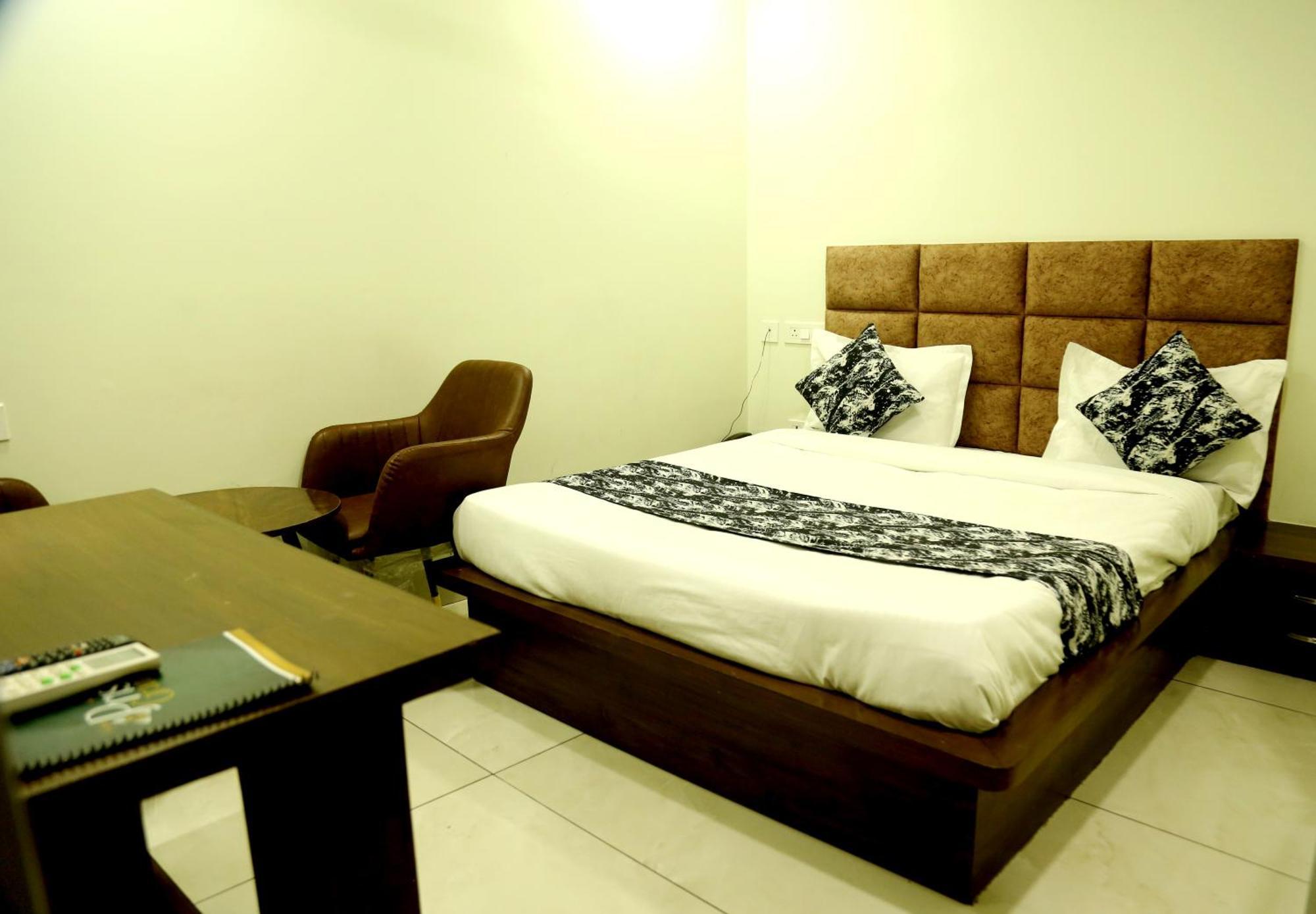 Hotel Prism Grand Zirakpur Zewnętrze zdjęcie